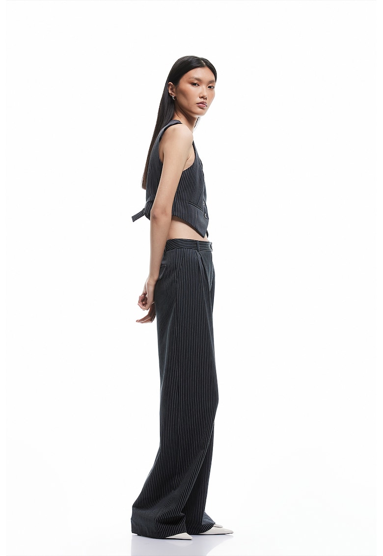 Pantaloni cu croiala ampla si dungi