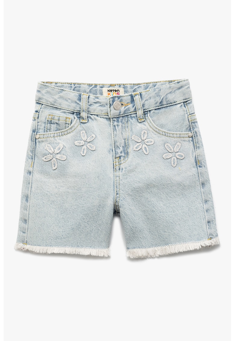 Blugi scurti cu terminatii franjurate