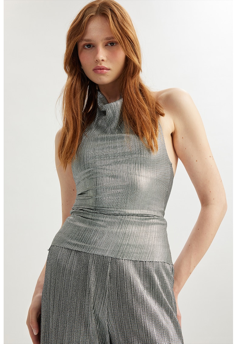 Top cu decolteu halter si aspect metalizat