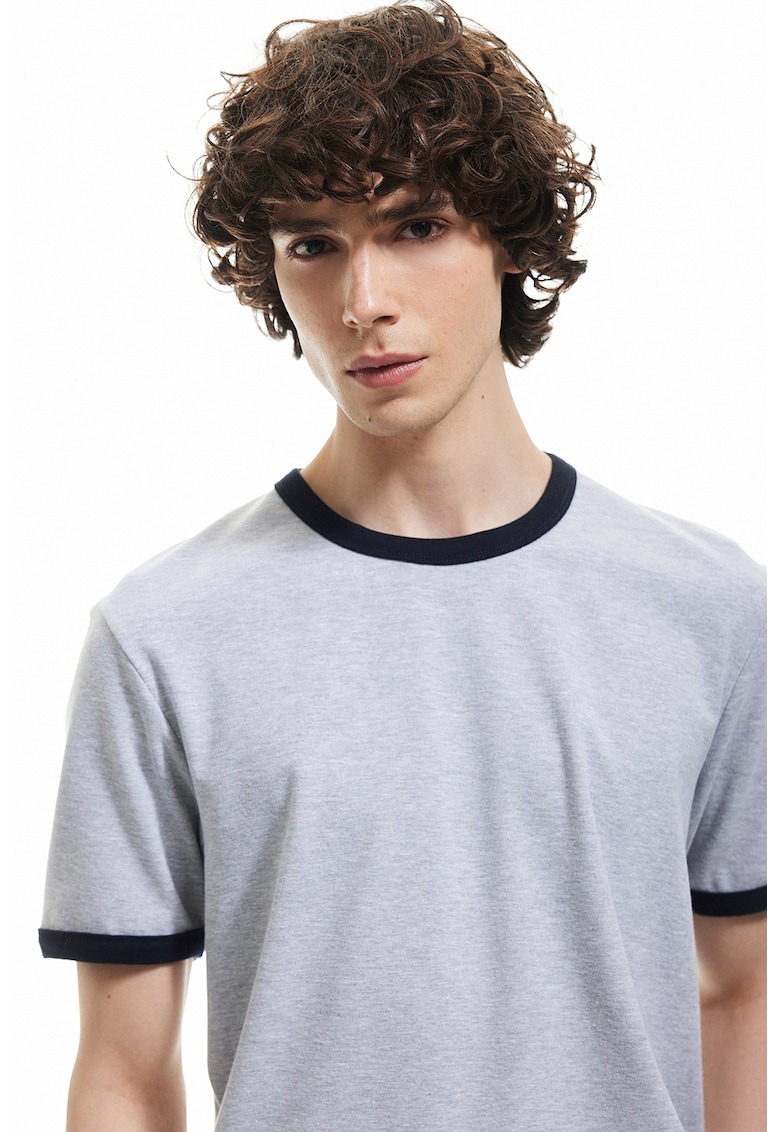 Tricou cu detalii contrastante Tricou cu detalii contrastante