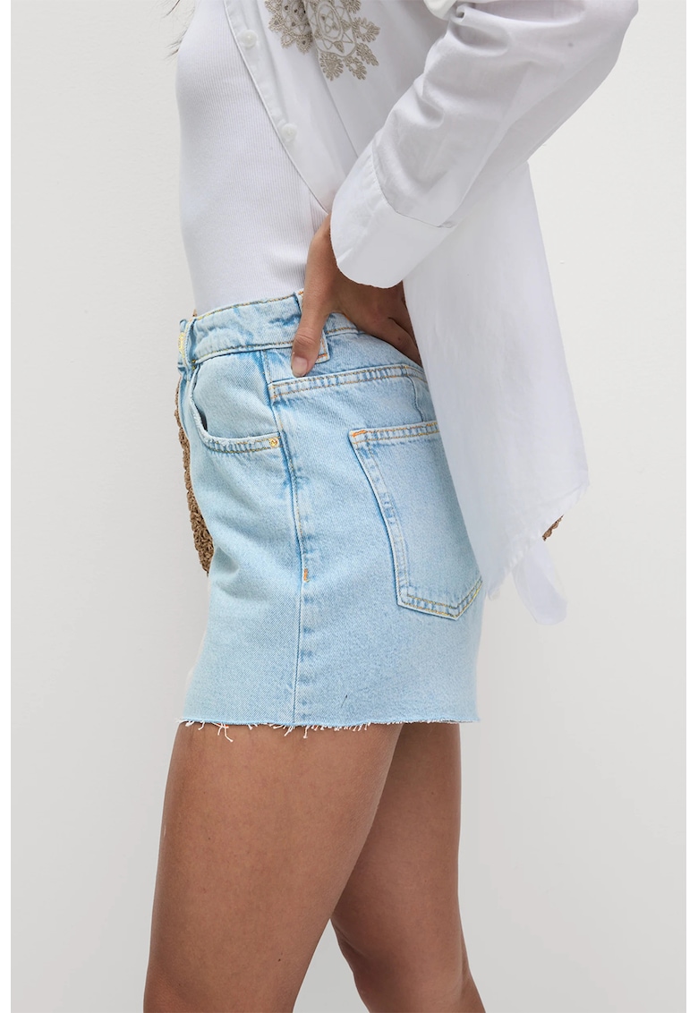 Blugi scurti cu terminatii franjurate