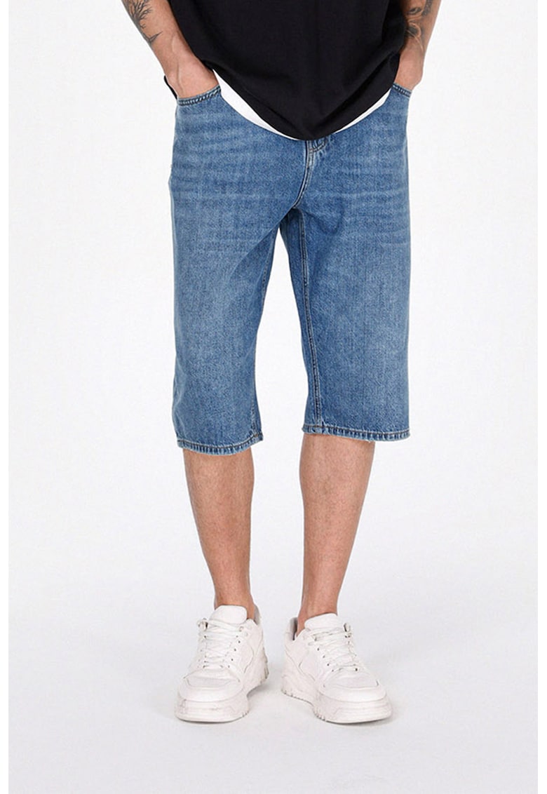 Blugi scurti cu croiala dreapta Blugi scurti cu croiala dreapta