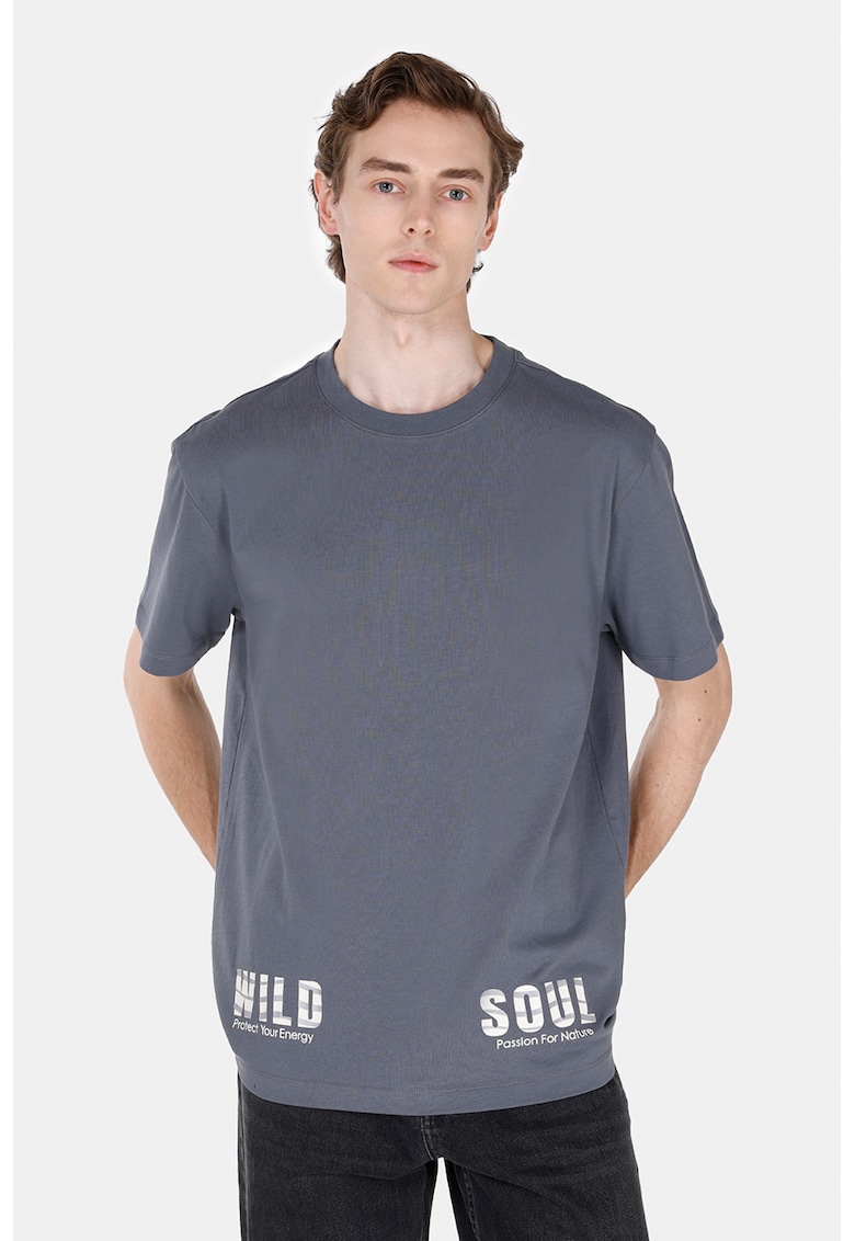 Tricou cu imprimeu text si decolteu la baza gatului - Gri