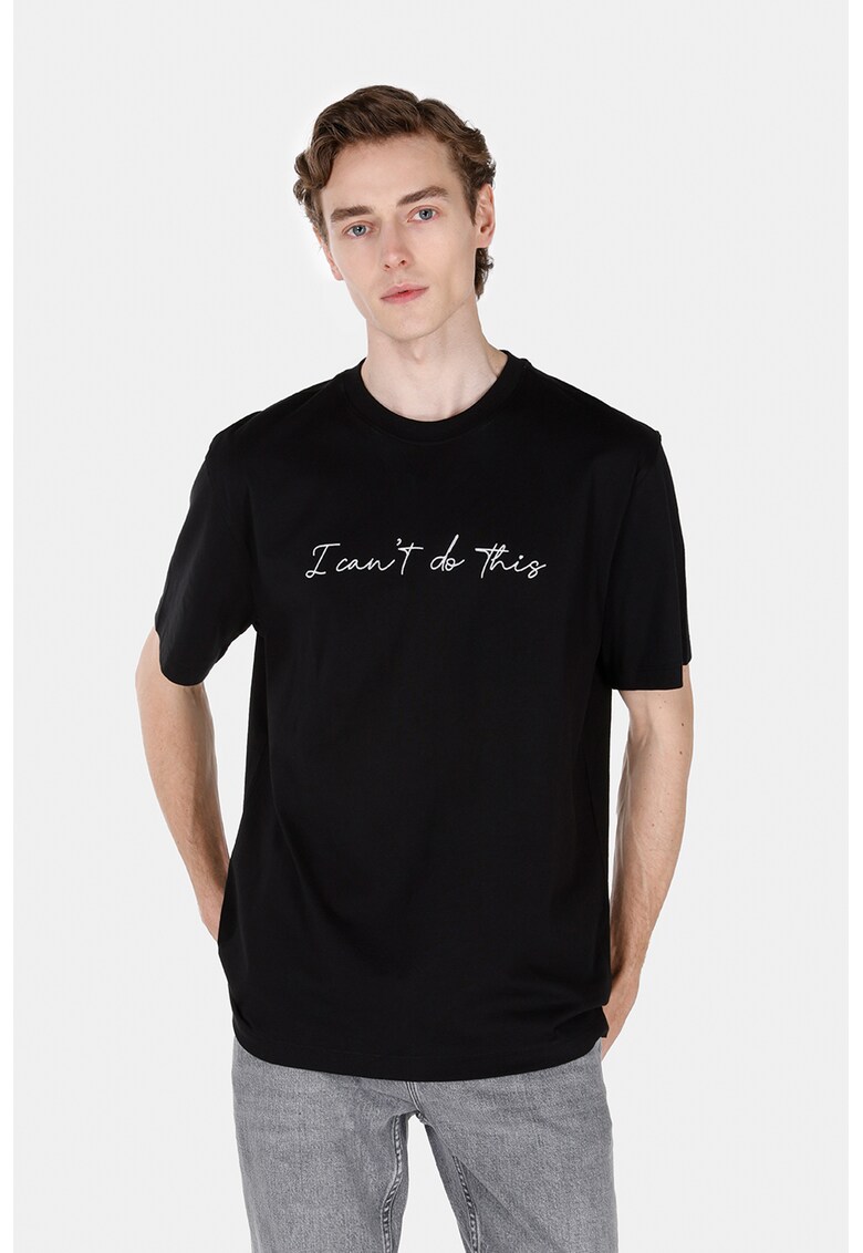 Tricou cu decolteu la baza gatului si text - Negru