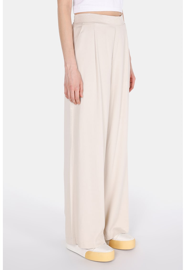 Pantaloni cu talie medie si croiala dreapta Pantaloni cu talie medie si croiala dreapta