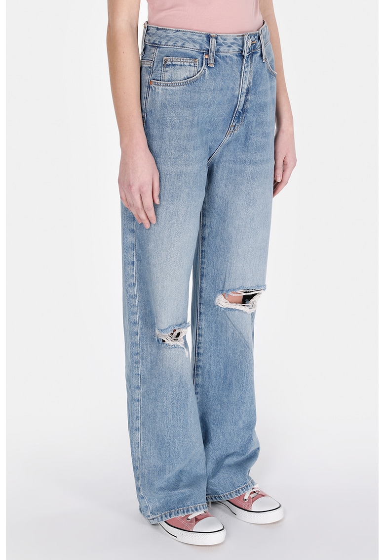 Blugi cu croiala ampla si rupturi decorative