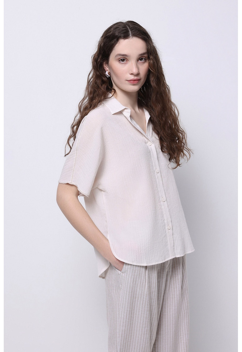 Camasa lejera cu guler ascutit