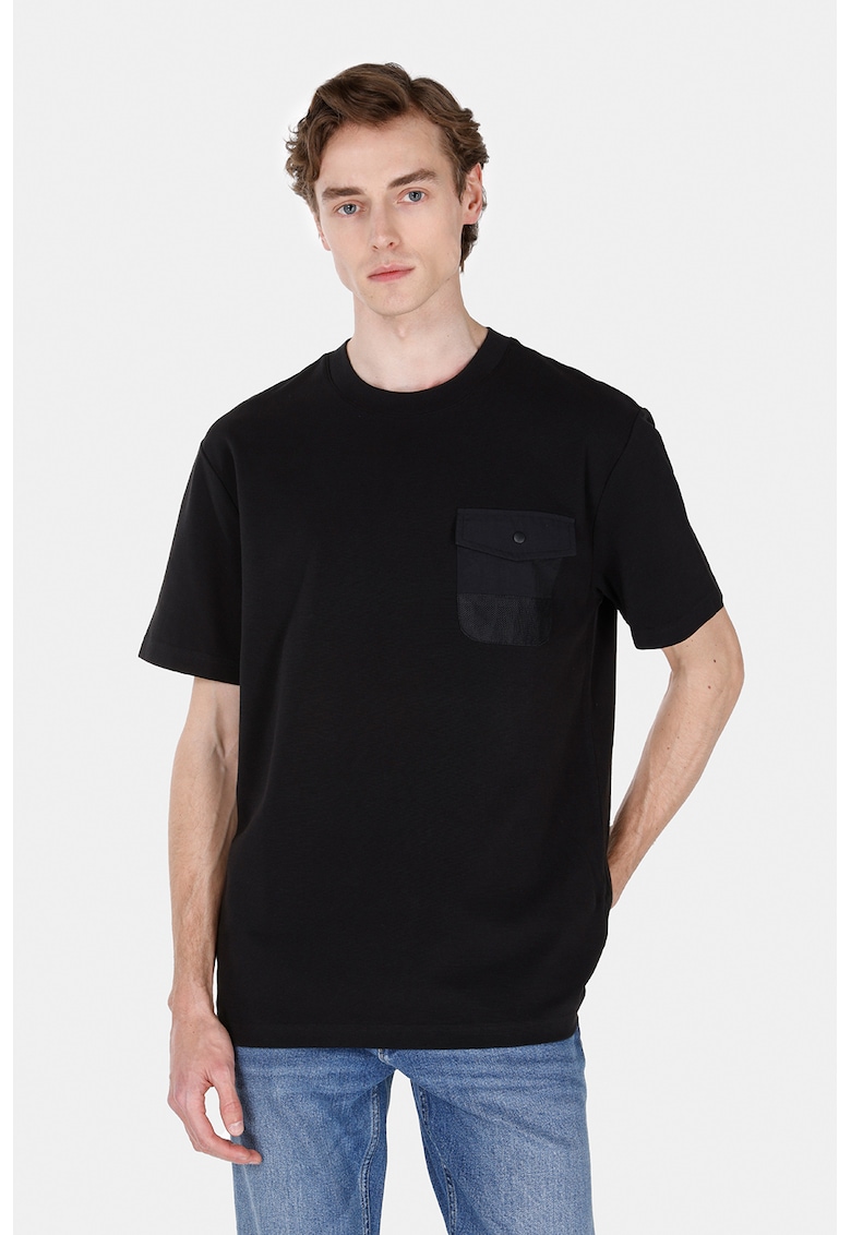 Tricou cu buzunar pe piept si decolteu la baza gatului Tricou cu buzunar pe piept si decolteu la baza gatului