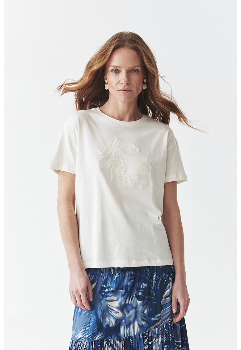 Tricou cu decolteu la baza gatului si design brodat