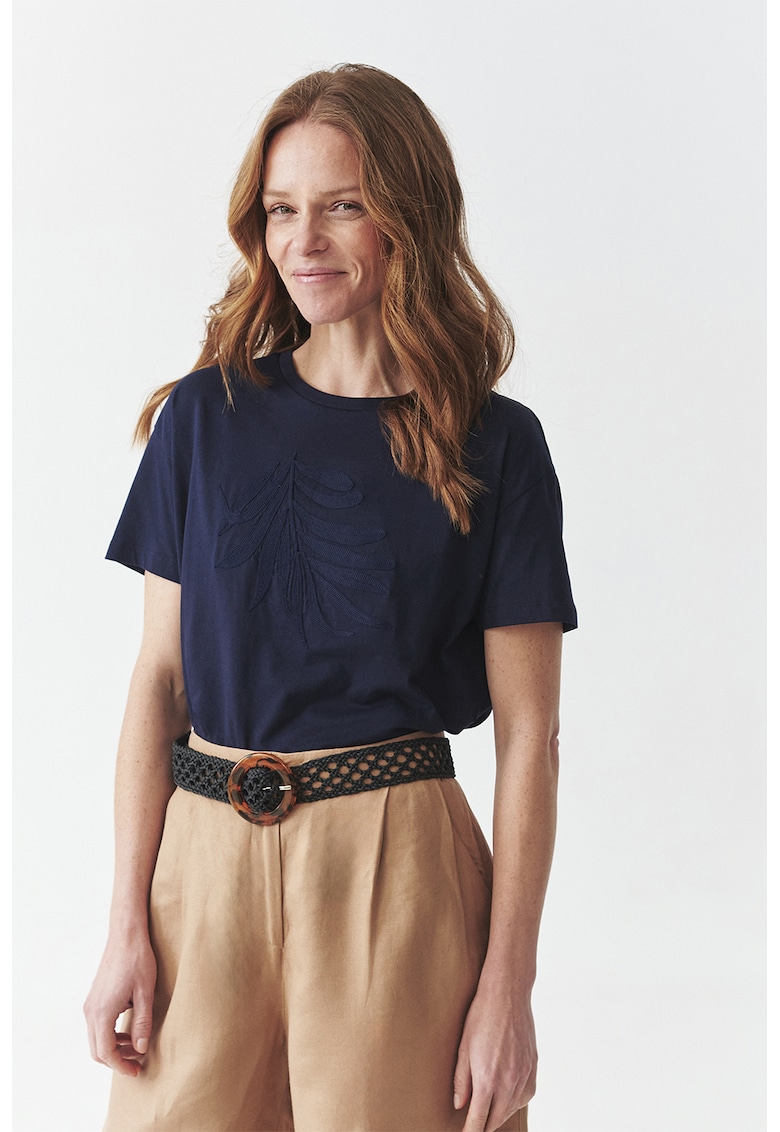 Tricou cu decolteu la baza gatului si design brodat