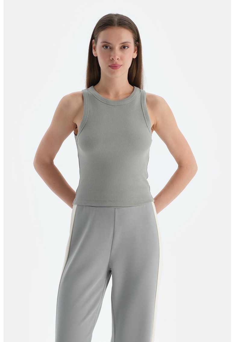 Top striat cu croiala slim-fit