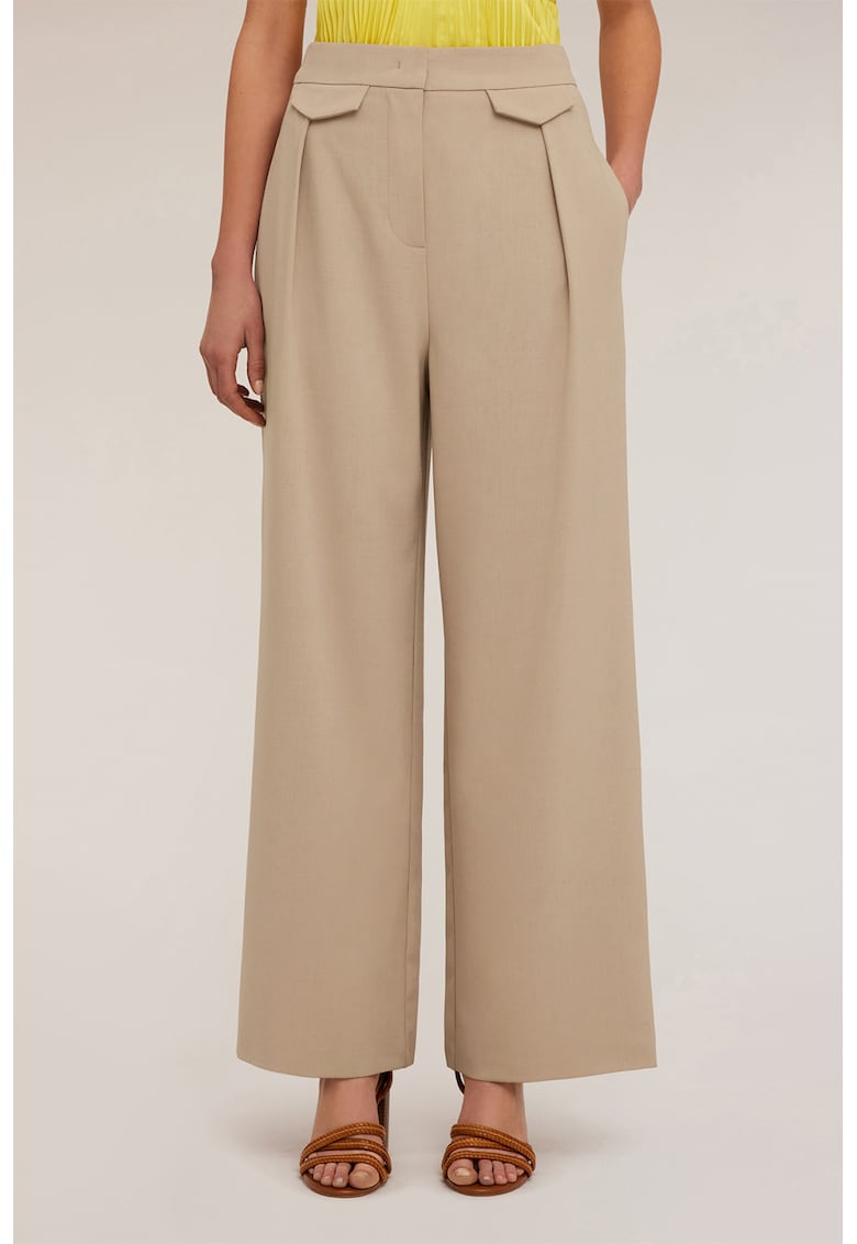 Pantaloni cu croiala ampla si pliuri