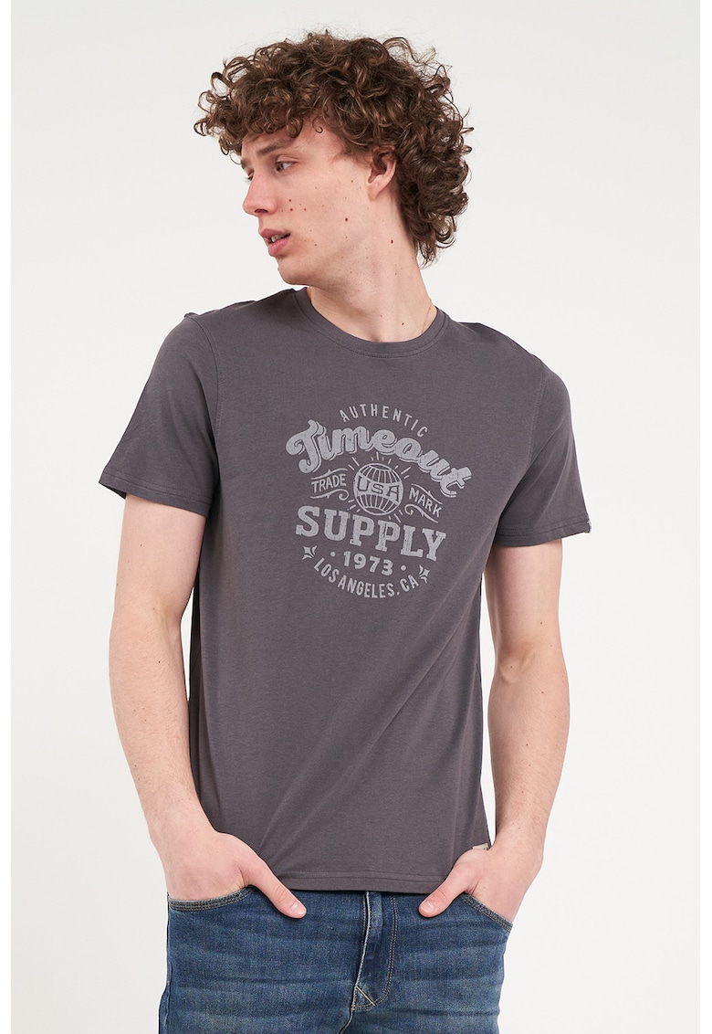 Tricou cu decolteu la baza gatului si logo Tricou cu decolteu la baza gatului si logo