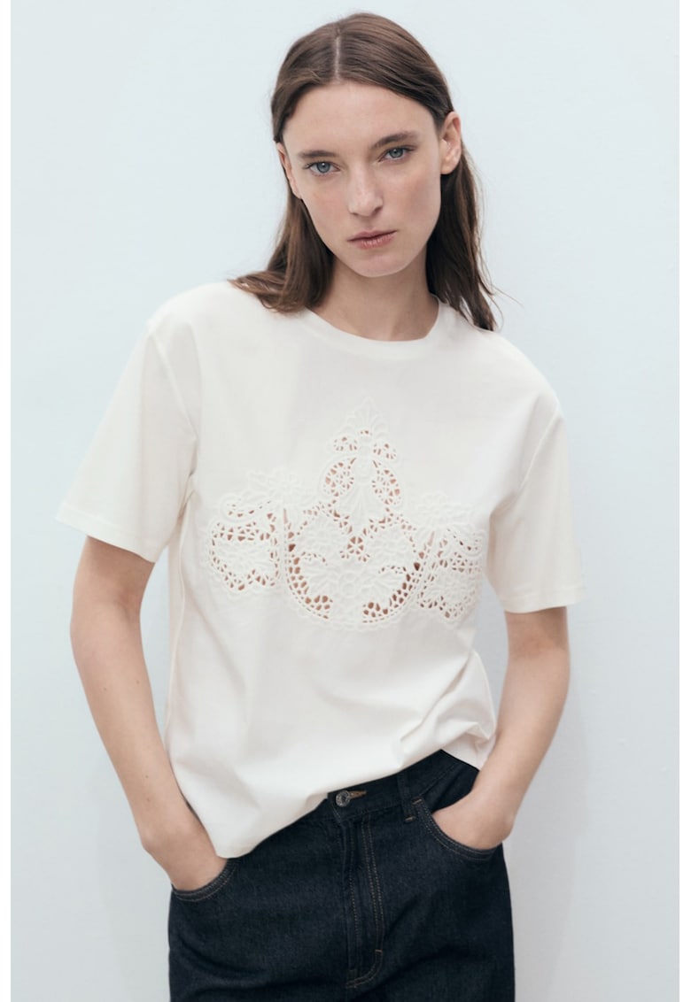 Tricou cu decolteu la baza gatului si perforatii