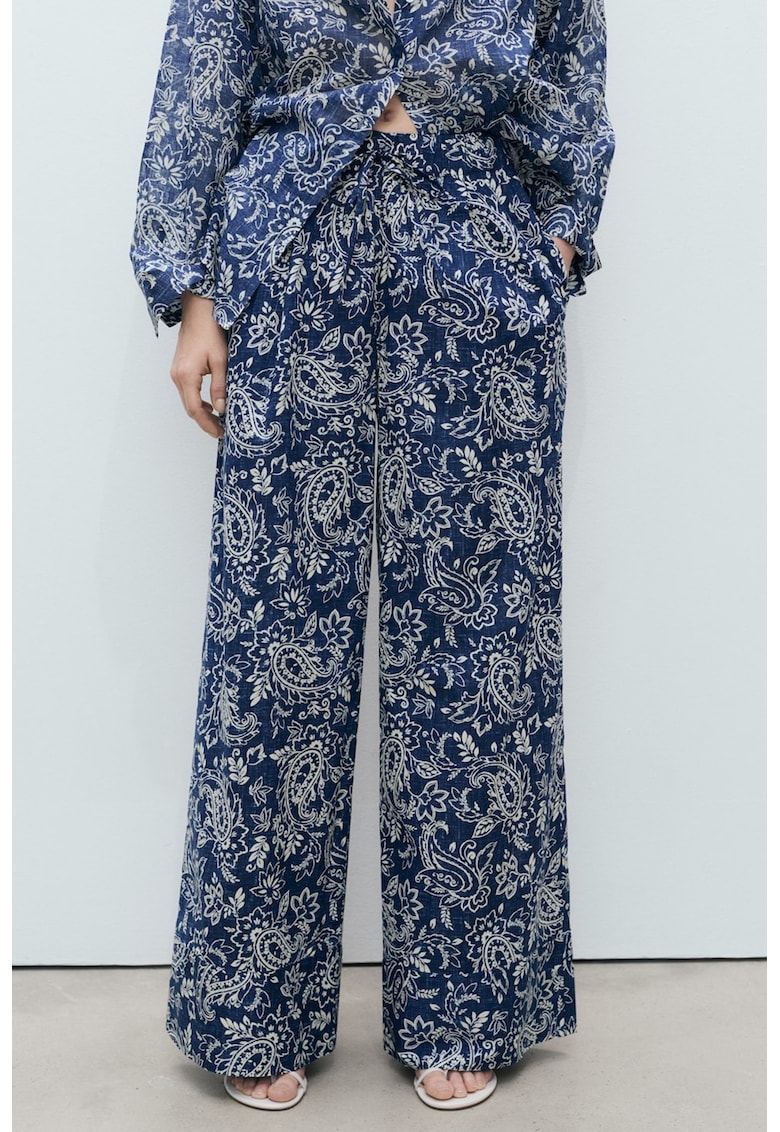 Pantaloni cu croiala ampla si imprimeu