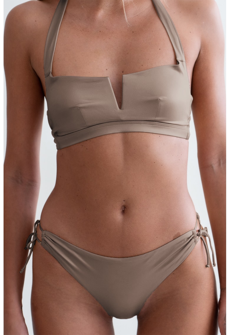Costum de baie din doua piese cu detaliu in V Costum de baie din doua piese cu detaliu in V