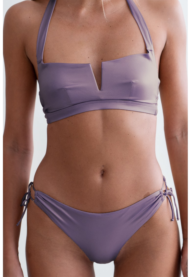 Costum de baie din doua piese cu detaliu in V Costum de baie din doua piese cu detaliu in V