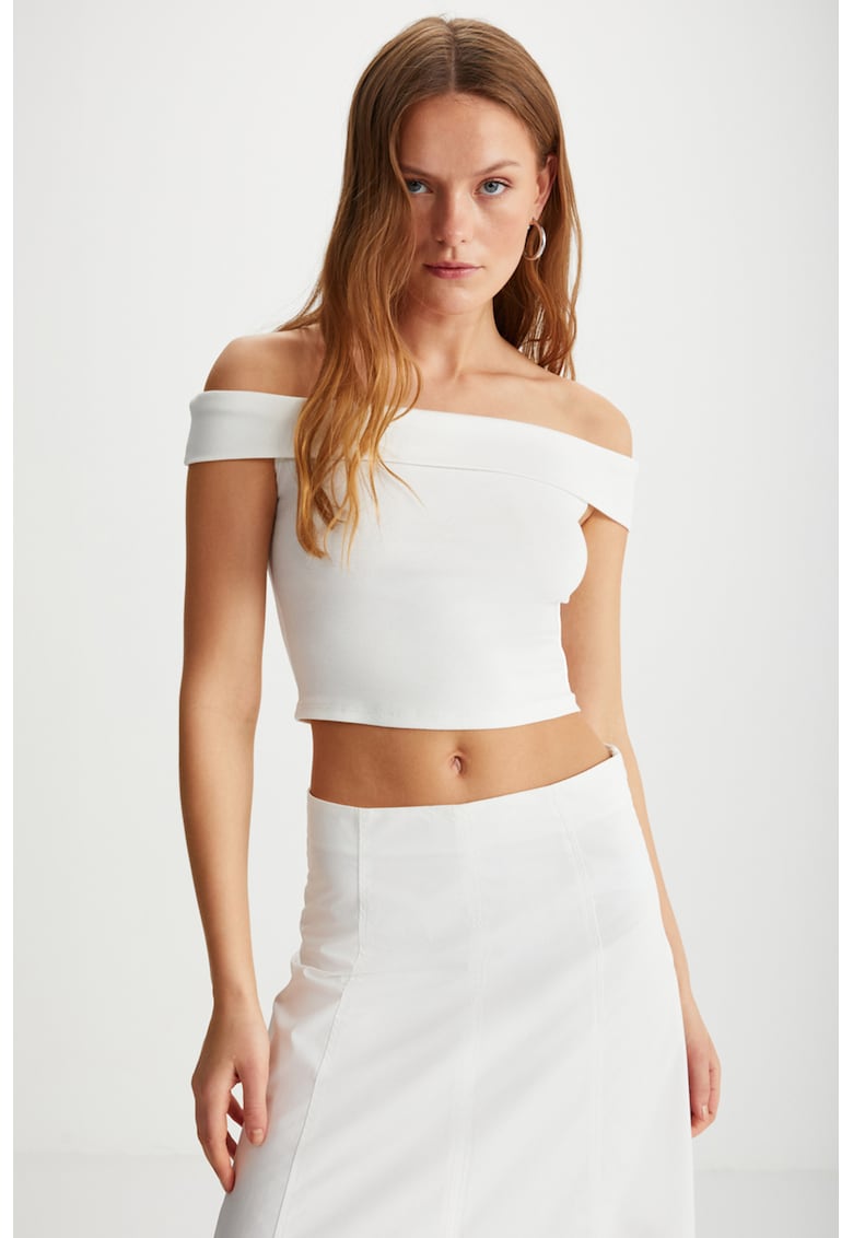 Top cu model uni si decolteu pe umeri