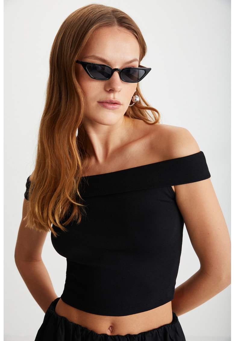 Top cu model uni si decolteu pe umeri Top cu model uni si decolteu pe umeri