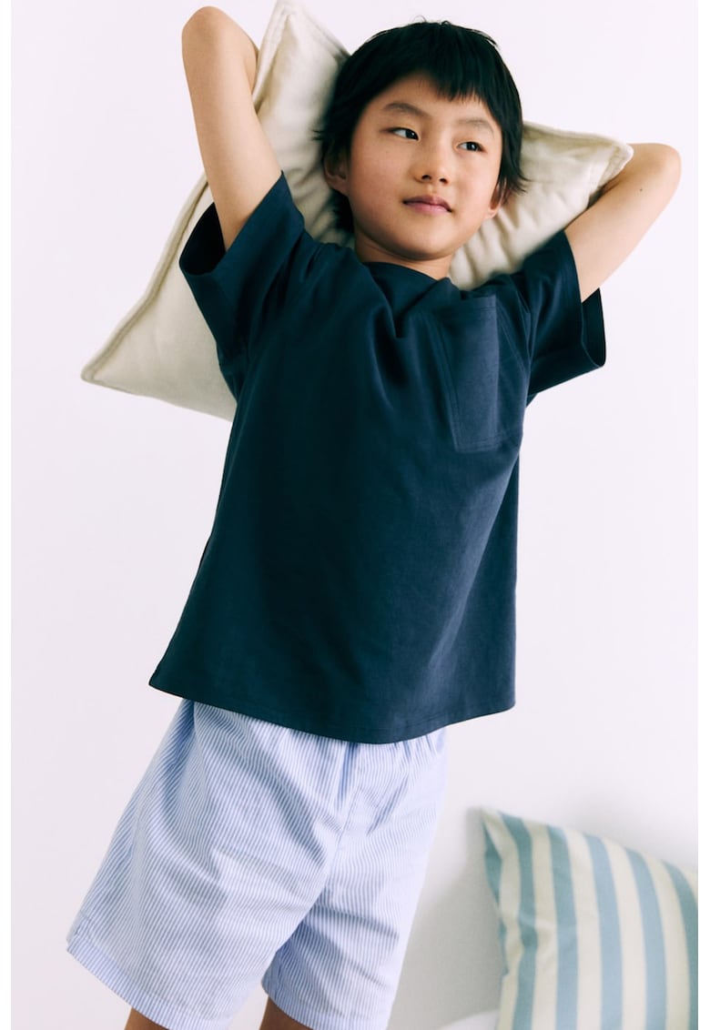 Pijama cu pantaloni scurti si model in dungi