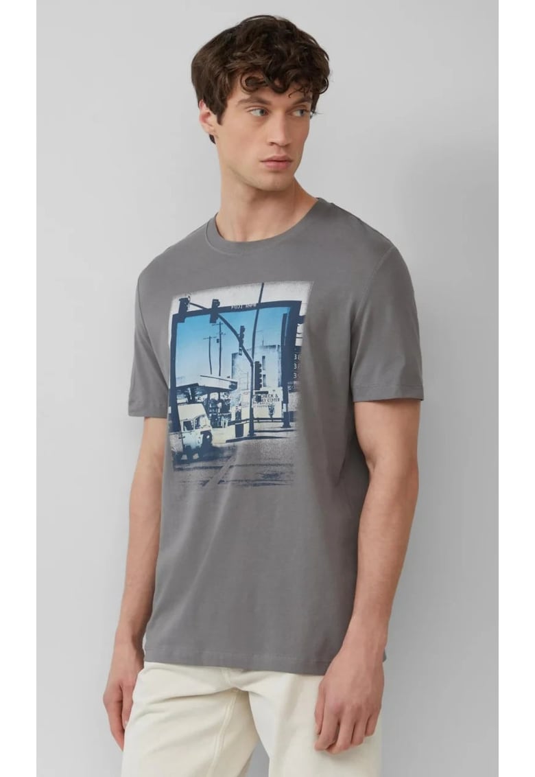 Tricou barbati cu imprimeu foto - decolteu la baza gatului si croiala Regular Fit - Gri
