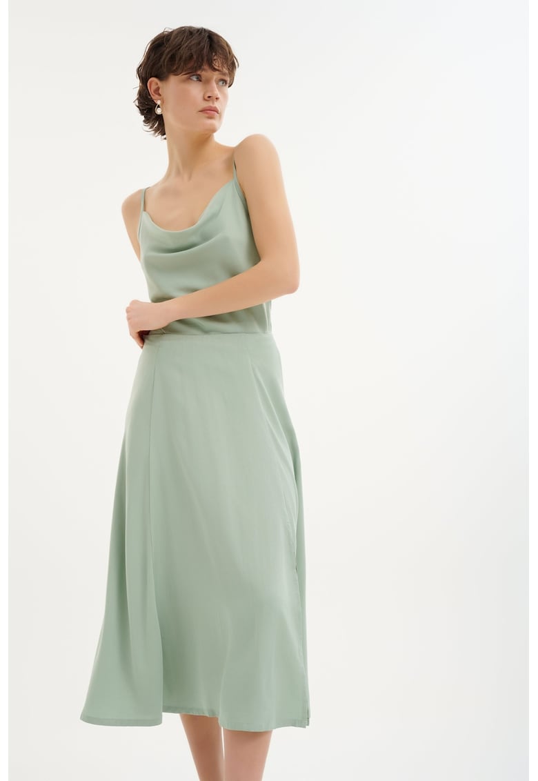 Fusta midi cu croiala evazata