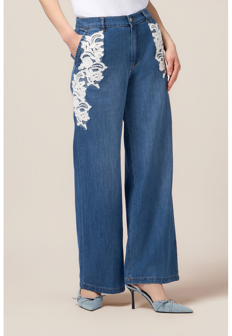 Blugi cu broderie si croiala ampla