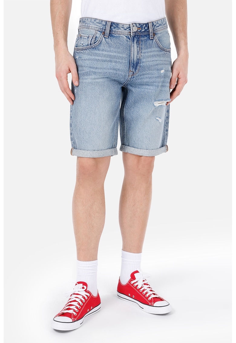 Blugi scurti cu aspect deteriorat