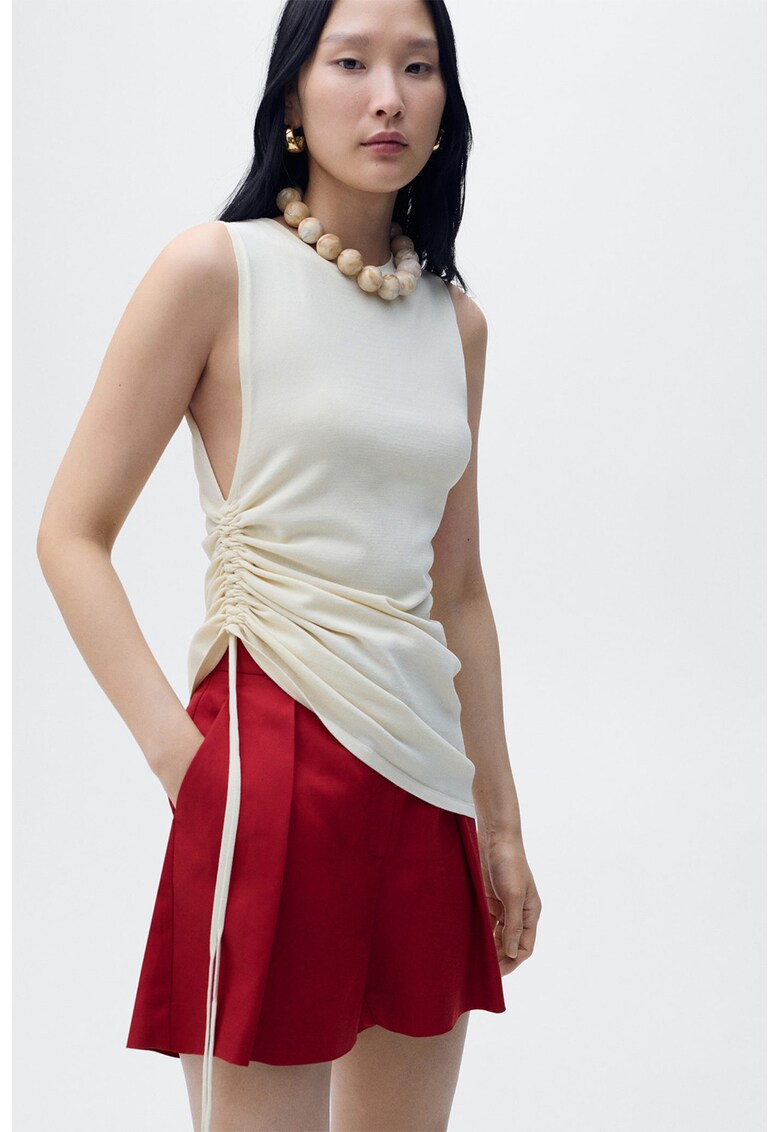 Pantaloni scurti din amestec de in cu pliuri