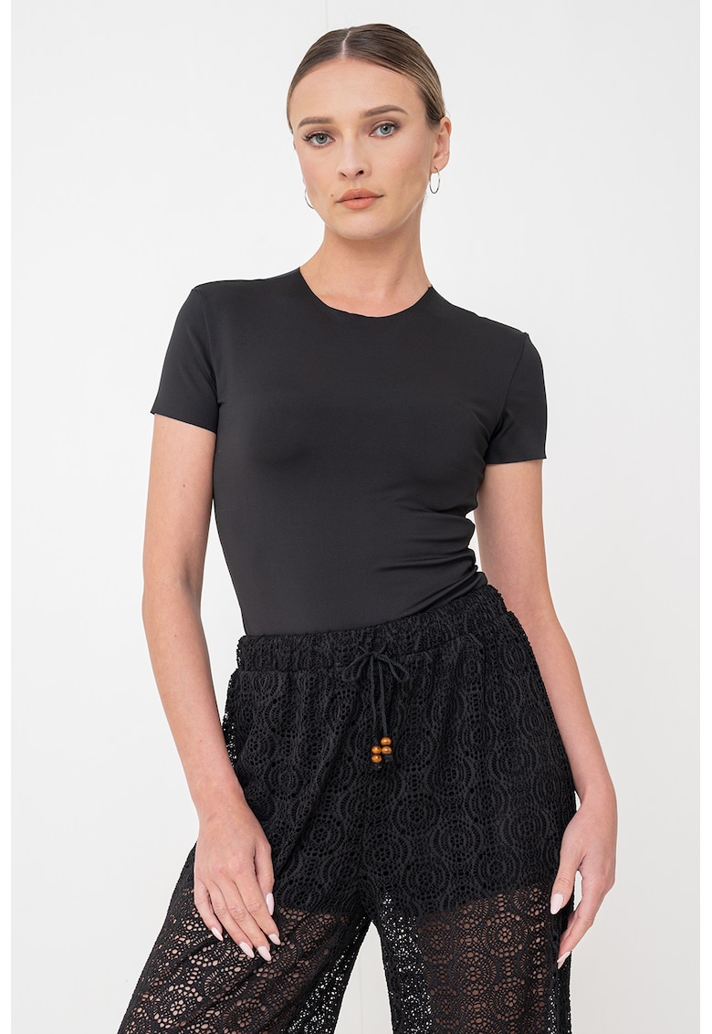 Body cu decolteu rotund si model uni