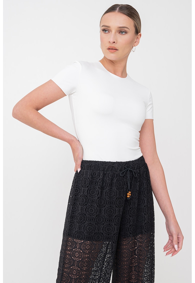 Body cu decolteu rotund si model uni