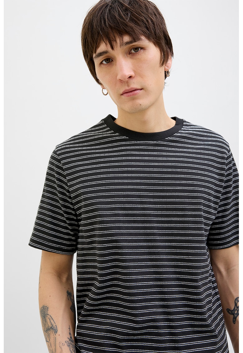 Tricou cu model in dungi si decolteu la baza gatului