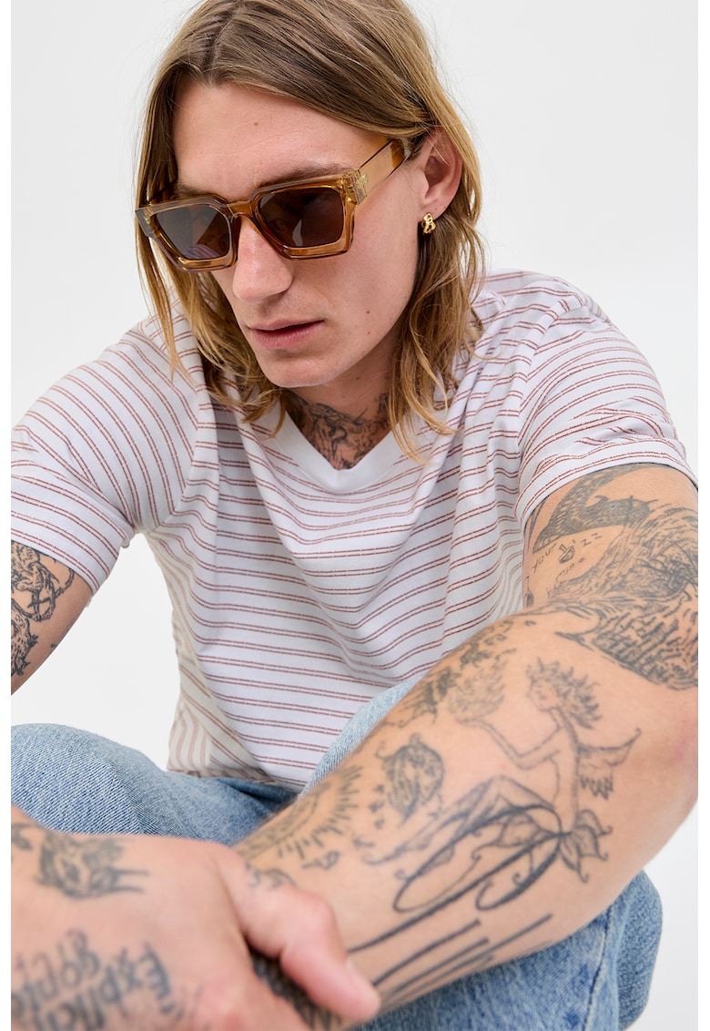 Tricou cu model in dungi si decolteu la baza gatului