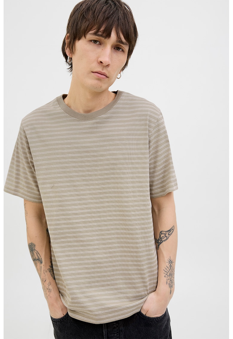 Tricou cu model in dungi si decolteu la baza gatului