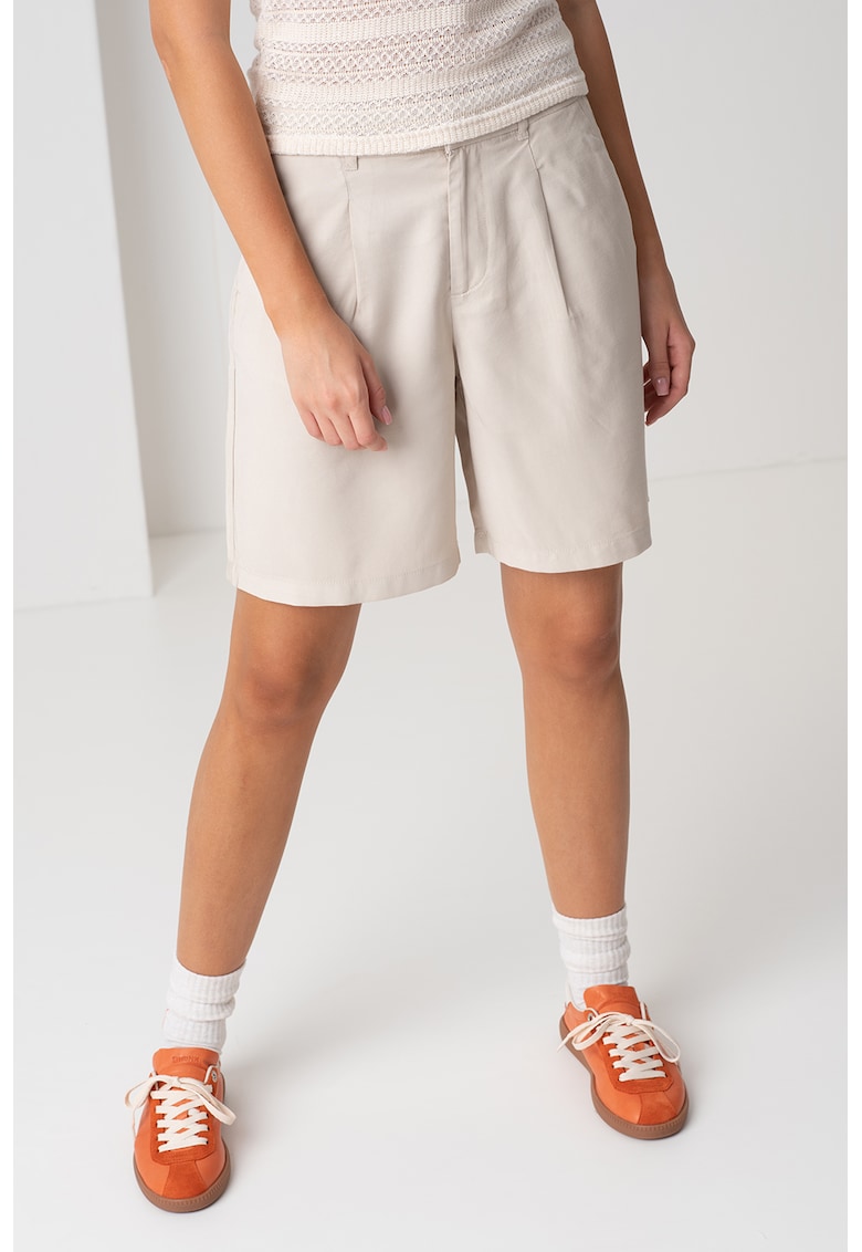 Pantaloni scurti cu croiala dreapta