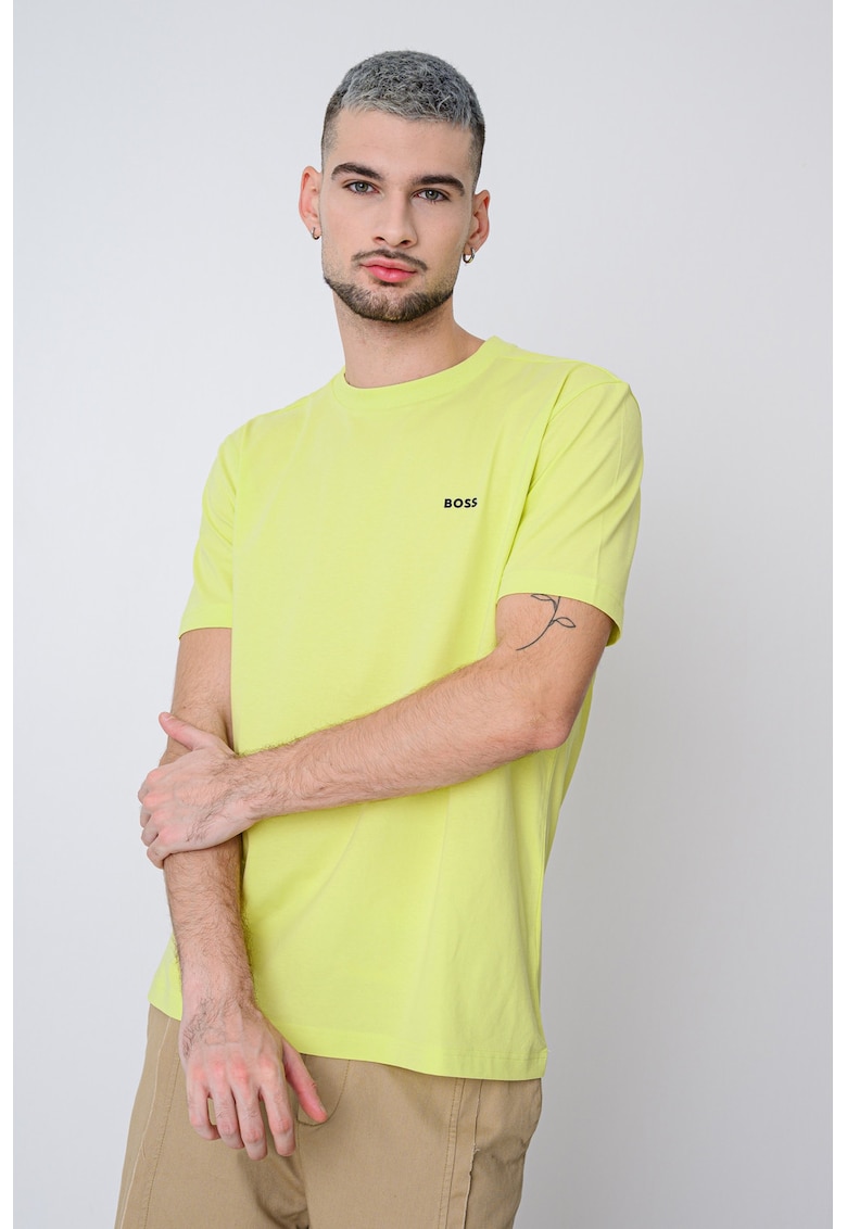 Tricou cu logo discret si decolteu la baza gatului