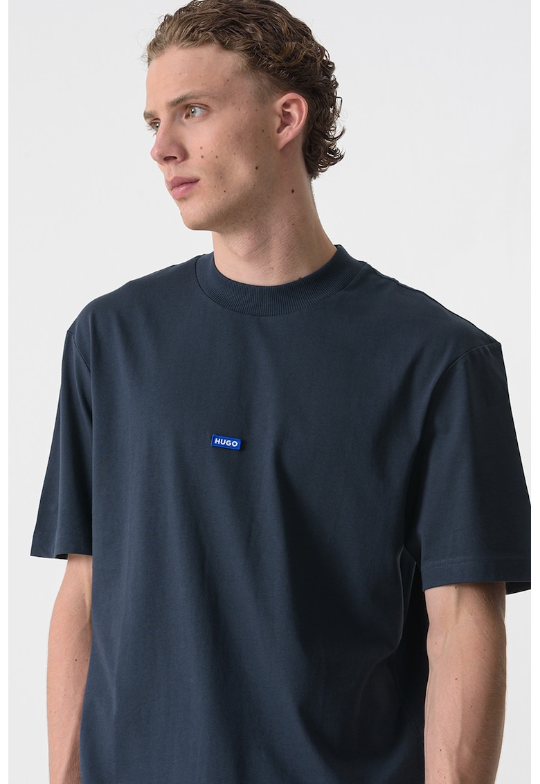 Tricou cu decolteu la baza gatului si logo Nieros