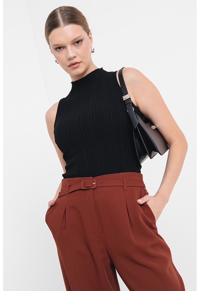 Top elastic din tricot cu guler scurt