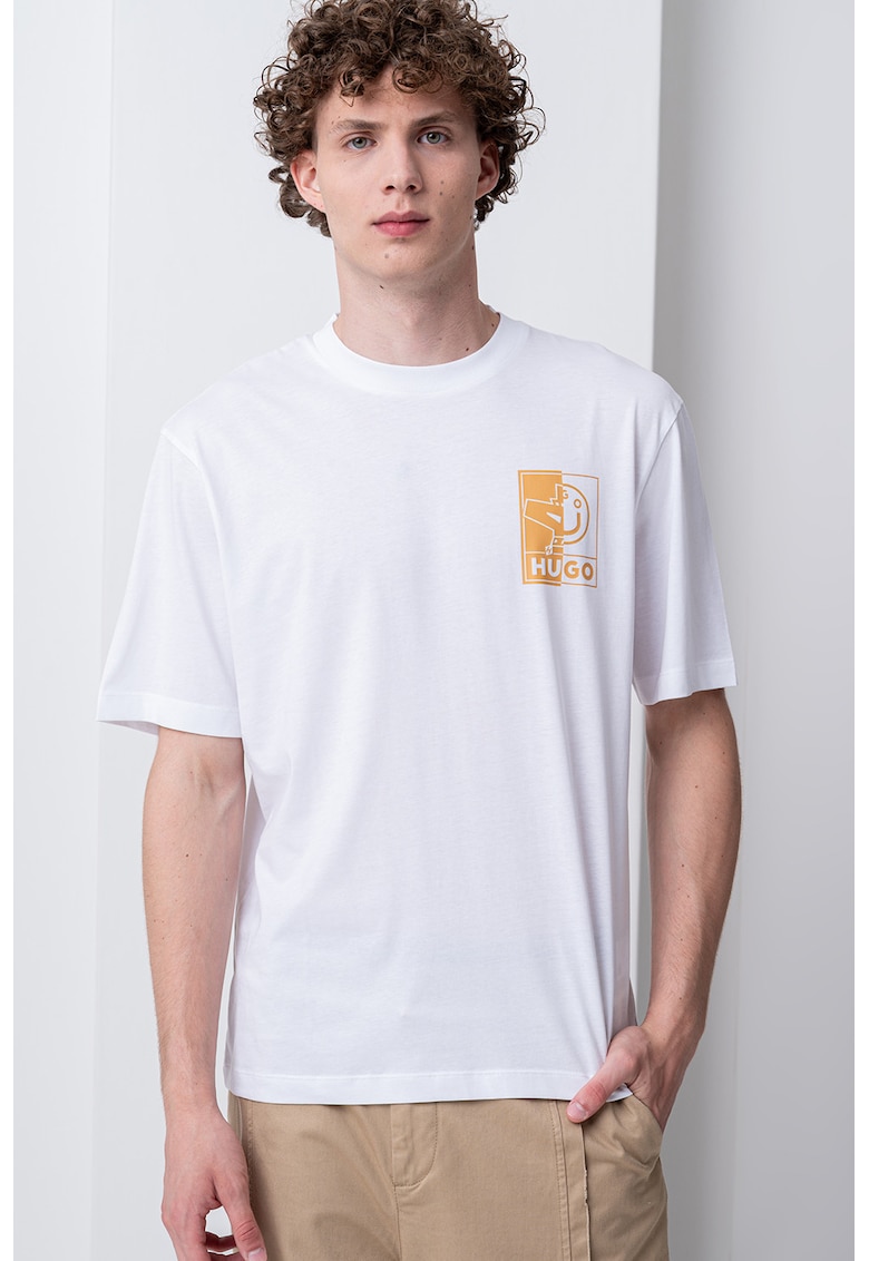 Tricou cu decolteu la baza gatului si imprimeu logo pe partea din spate Tricou cu decolteu la baza gatului si imprimeu logo pe partea din spate