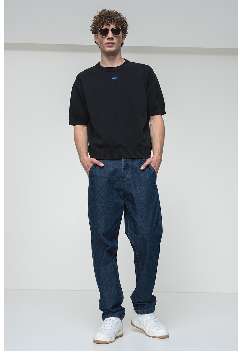Tricou cu logo discret si decolteu la baza gatului Tricou cu logo discret si decolteu la baza gatului