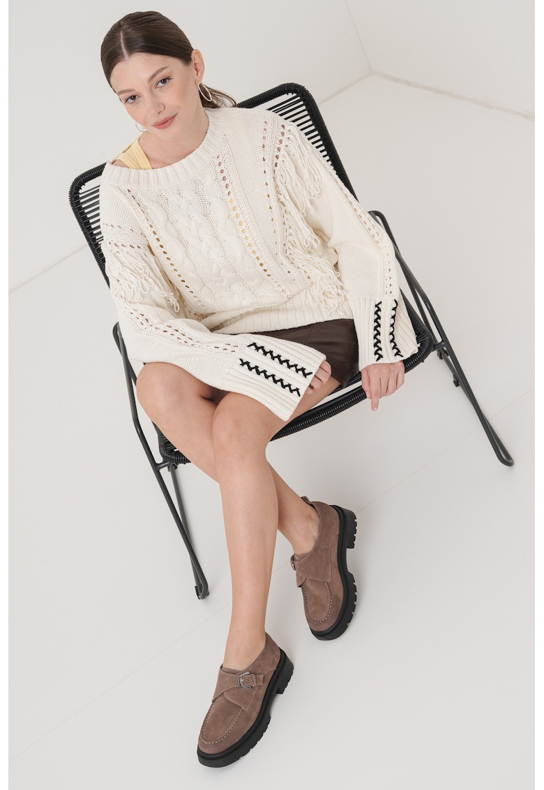 Pulover tricotat cu franjuri si perforatii