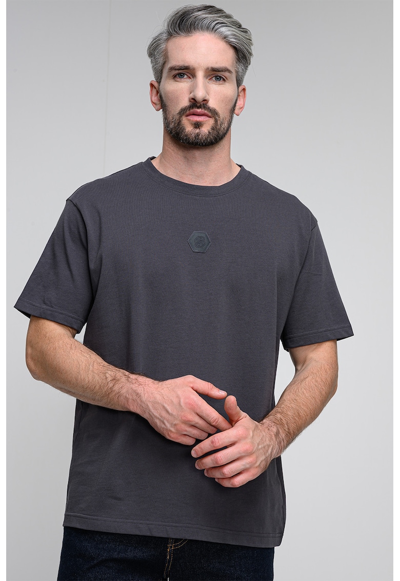 Tricou supradimensionat cu aplicatie pe piept