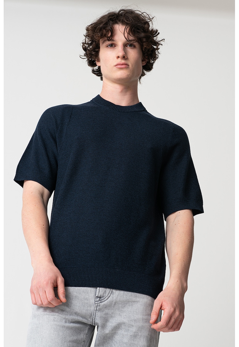 Pulover tricotat fin cu decolteu la baza gatului