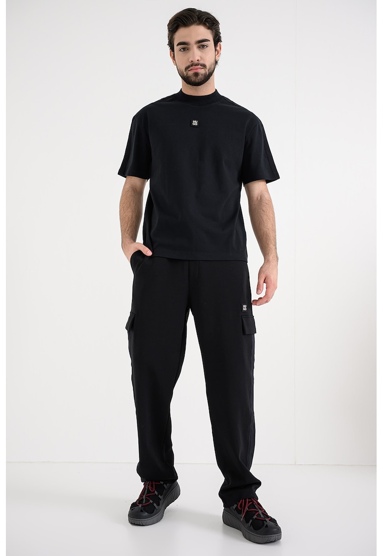 Tricou cu decolteu la baza gatului si logo - Negru