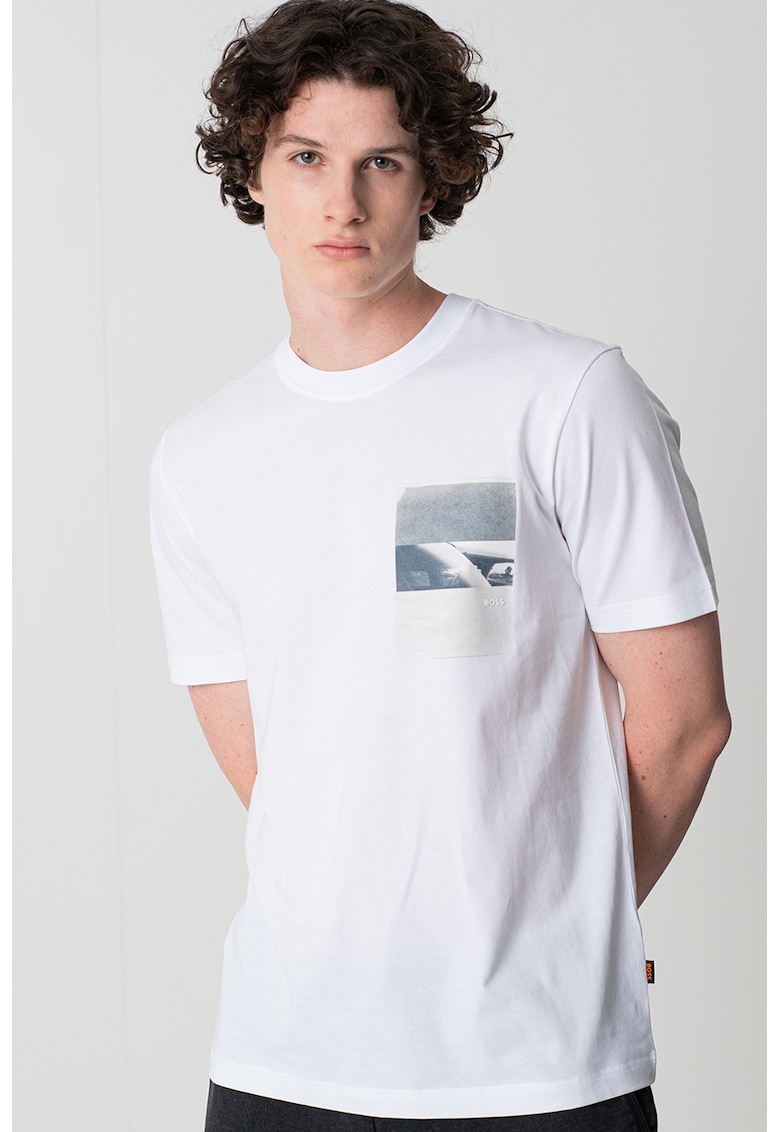 Tricou cu decolteu la baza gatului si imprimeu grafic pe piept