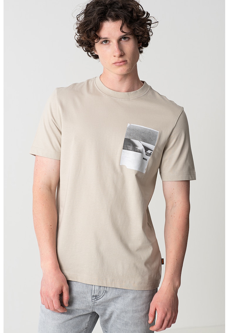 Tricou cu decolteu la baza gatului si imprimeu grafic pe piept