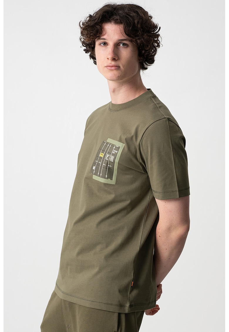 Tricou cu decolteu la baza gatului si imprimeu grafic pe piept