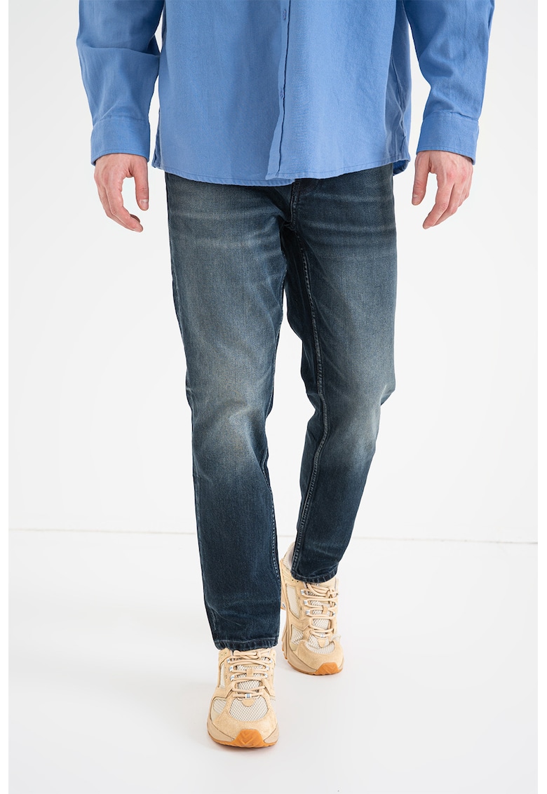 Blugi conici cu aspect decolorat