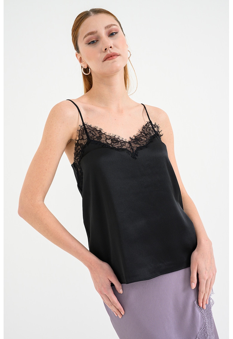 Top lejer cu garnituri de dantela