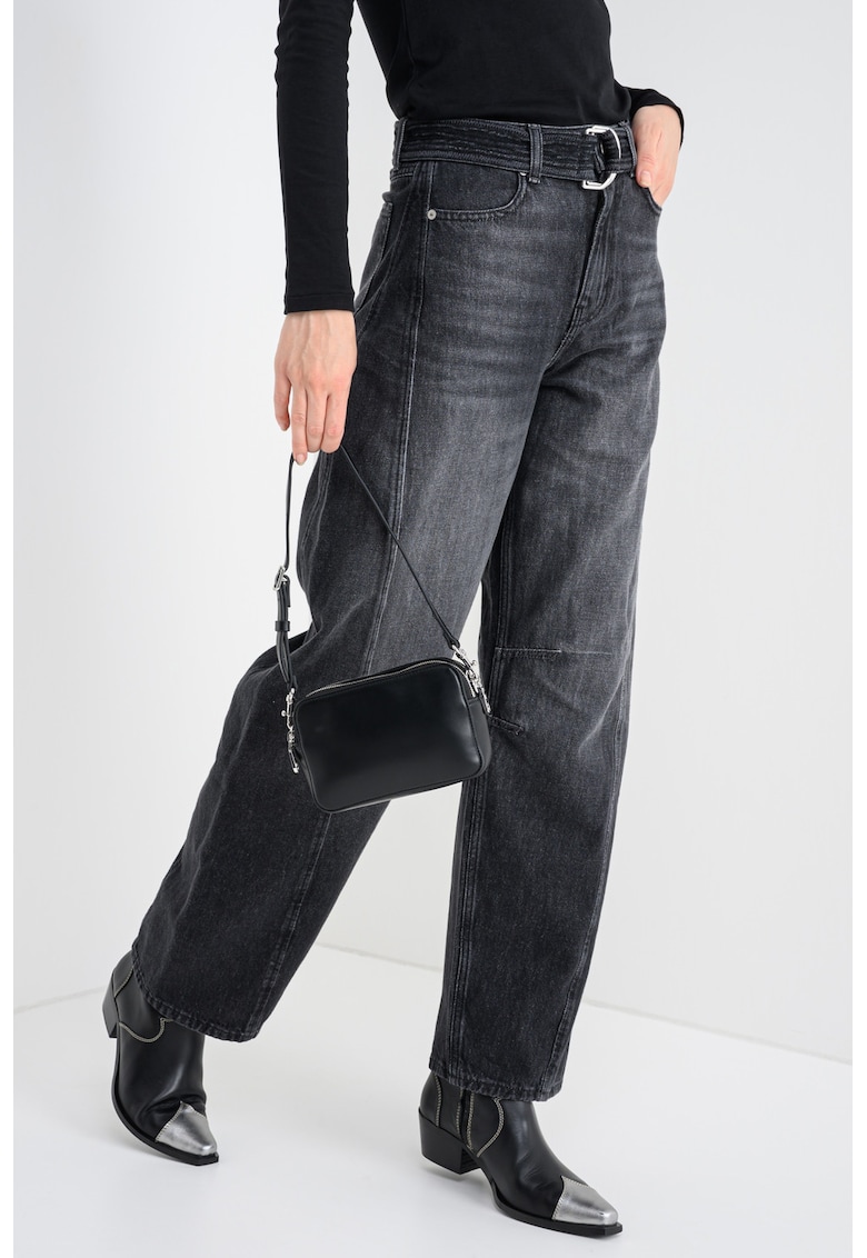 Blugi cu o curea Barrel